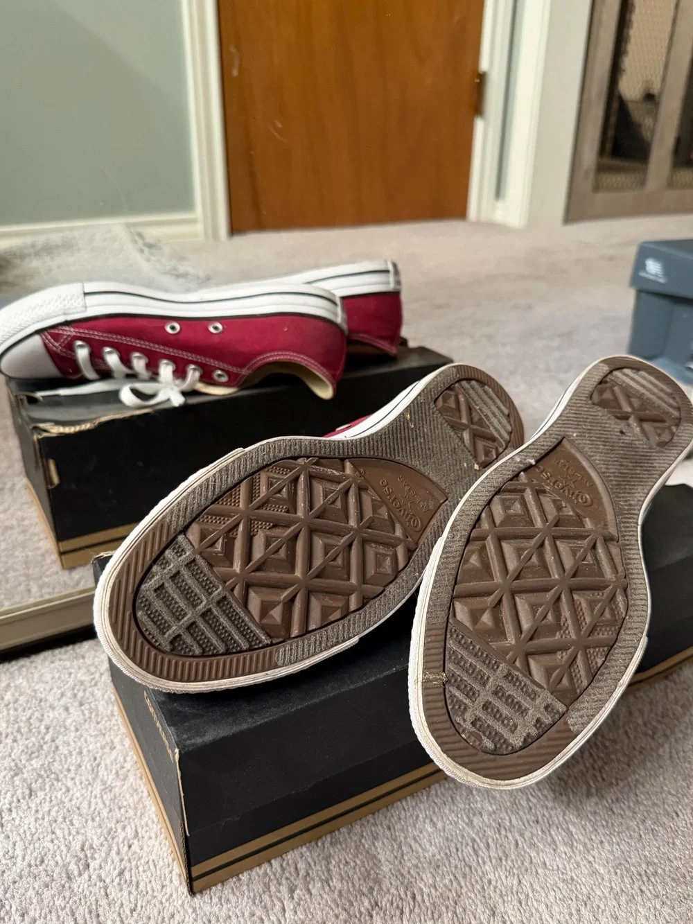Converse Low-Top Sneakers in Burgundy